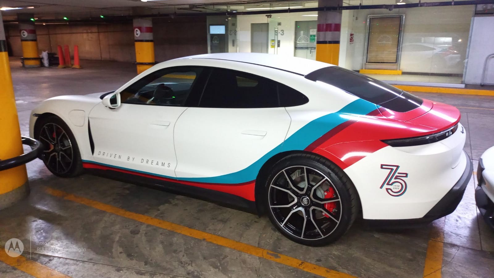 Somos Rotulación CDMX. Brindamos servicio de rotulación de autos, logotipos en vinil y señalética. Damos atención inmediata.